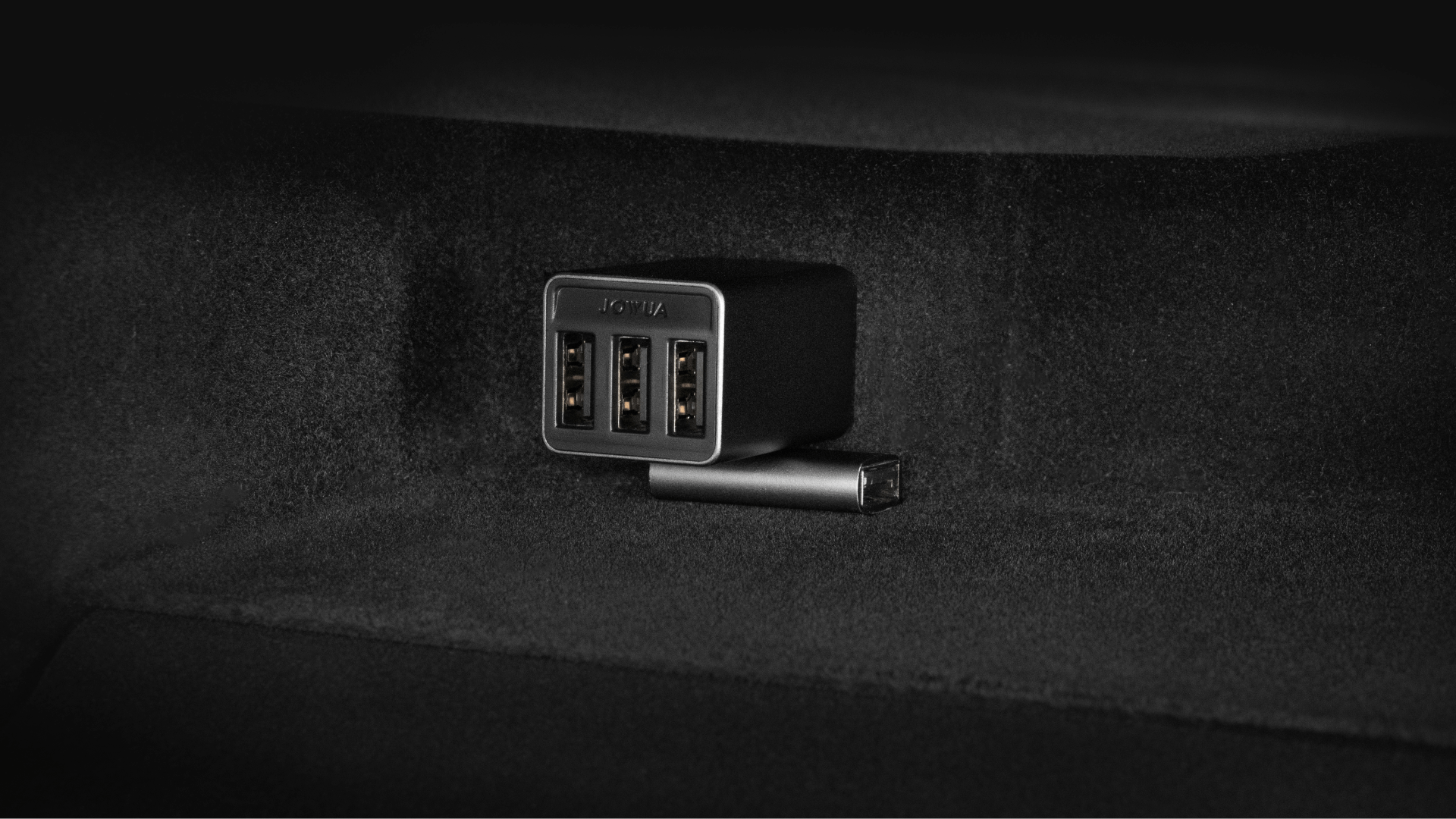 Tesla 4 Port USB Dashcam Hub (Tesla Model 3 2018-2023/ Model Y 2018-2024)